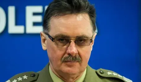 Gen. Bogusław Samol krytykuje Donalda Tuska i Pawła Zalewskiego za politykę rządu dotyczącą bezpieczeństwa i odstraszania nuklearnego.