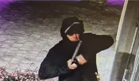 Policja poszukuje mężczyzny, który wybił szybę w sali zabaw w Gdyni i wlał do środka kwas masłowy.