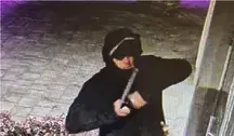 Policja poszukuje mężczyzny, który wybił szybę w sali zabaw w Gdyni i wlał do środka kwas masłowy.