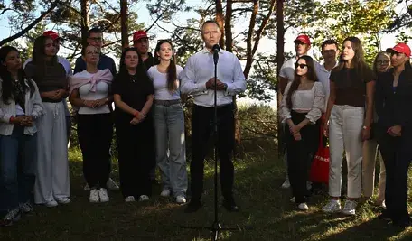 Młoda kobieta zasłabła podczas konferencji Nawrockiego w Juracie, prezydent ruszył jej na pomoc