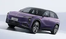 Honqgi EHS7 z dachem z perowskitów, który produkuje energię, jeżeli zaparkujesz go w nasłonecznionym miejscu. Chińczycy chcą dołożyć jeszcze maskę i sprawić, by auto było zdolne do przejeżdżanie do 80 km dziennie tylko dzięki energii uzyskiwanej ze słońca