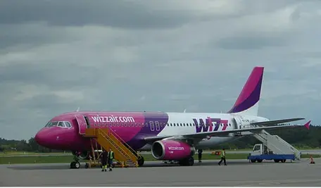 Samolot Wizz Air na płycie lotniska