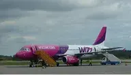 Samolot Wizz Air na płycie lotniska