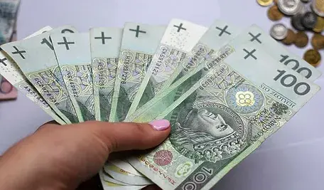 Dłoń trzymająca pieniądze