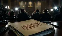 Teczka z dokumentami Collegium Humanum na stole w sali sądowej, w tle sylwetki polityków i kamery dziennikarskie podczas śledztwa