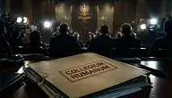 Teczka z dokumentami Collegium Humanum na stole w sali sądowej, w tle sylwetki polityków i kamery dziennikarskie podczas śledztwa