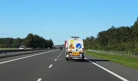 Samochód na autostradzie