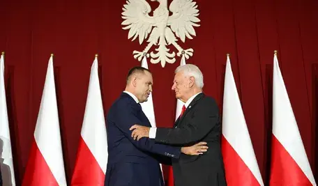 Prezydent RP Karol Nawrocki wręcza Order Orła Białego działaczowi opozycji antykomunistycznej w PRL, członkowi Kolegium Instytutu Pamięci Narodowej Krzysztofowi Wyszkowskiemu  podczas uroczystego posiedzenia Zarządu Regionu Gdańskiego NSZZ "Solidarność"w Sali BHP Stoczni Gdańskiej (fot. PAP/Adam Warżawa)