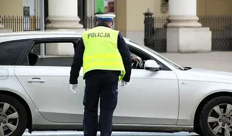 Policjant przeprowadzający kontrolę drogową