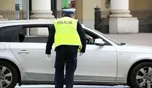 Policjant przeprowadzający kontrolę drogową