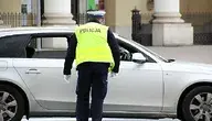 Policjant przeprowadzający kontrolę drogową