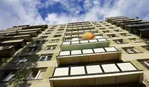 Sąsiedzkie balkony z praniem, kwiatami i śladami palenia – przestrzeń, którą rząd chce odebrać właścicielom