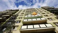 Sąsiedzkie balkony z praniem, kwiatami i śladami palenia – przestrzeń, którą rząd chce odebrać właścicielom