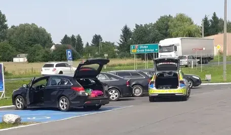 Na parkingu w Frydrychowie policjant pomógł odebrać poród, gdy mąż kobiety nie zdążył z nią do szpitala