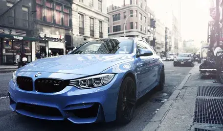 Akcje BMW od kilku miesięcy wyraźnie tracą na wartości, a część komentatorów wiąże to z negatywną reakcją klientów na reklamowanie filmu „Spider-Man: Całkiem nowy dzień” w systemach multimedialnych samochodów marki.