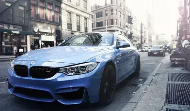 Akcje BMW od kilku miesięcy wyraźnie tracą na wartości, a część komentatorów wiąże to z negatywną reakcją klientów na reklamowanie filmu „Spider-Man: Całkiem nowy dzień” w systemach multimedialnych samochodów marki.