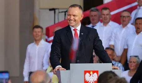 Prezydent RP Karol Nawrocki przemawia podczas uroczystości z okazji rocznicy zaprzysiężenia go na Urząd Prezydenta Rzeczypospolitej Polskiej