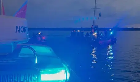 Akcja ratunkowa na jeziorze Seksty. Służby ratownicze na łodziach motorowych ewakuują uczestników obozu żeglarskiego po tym, jak silny wiatr wywrócił cztery jednostki