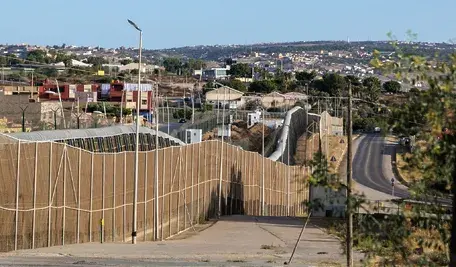 Ogrodzenie graniczne w Melilli w Hiszpanii tydzień po kryzysie migracyjnym w Ceucie, sierpień 2026.