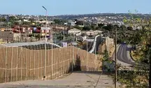 Ogrodzenie graniczne w Melilli w Hiszpanii tydzień po kryzysie migracyjnym w Ceucie, sierpień 2026.
