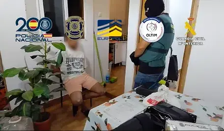 Szybkie łodzie woziły narkotyki w jedną stronę, a migrantów w drugą. Wielka operacja na Morzu Śródziemnym