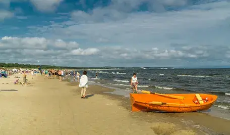 Łódź ratownicza na brzegu morza