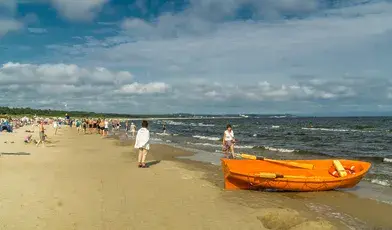 Łódź ratownicza na brzegu morza