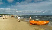 Łódź ratownicza na brzegu morza