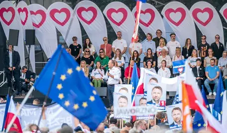Koalicja pustych serc i pełnych butelkomatów. Tusk i jego banda