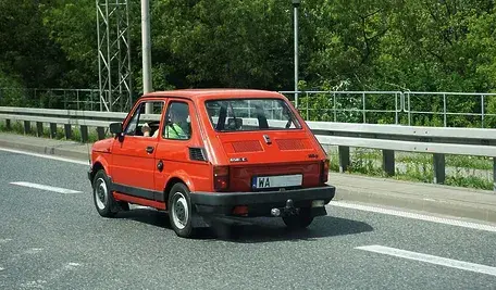 Czerwony Fiat 126p