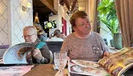 Panie w restauracji oglądają menu