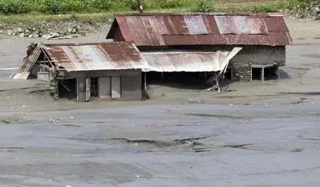 Dyrektor szkoły w Nepalu tuż przed powodzią ewakuował z niej ok. 900 dzieci