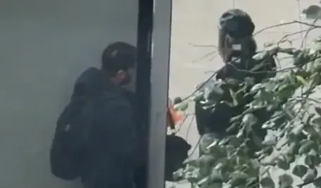 Na warszawskim przystanku nagrano mężczyznę, który miał wykonywać obsceniczne czynności, obserwując młode kobiety oczekujące na autobus.