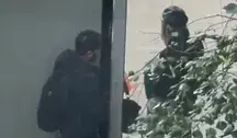 Na warszawskim przystanku nagrano mężczyznę, który miał wykonywać obsceniczne czynności, obserwując młode kobiety oczekujące na autobus.