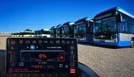 Zajezdnia autobusowa w Chełmie z kilkoma zaparkowanymi wodorowymi autobusami. Na zdjęcie nałożono grafikę symbolu baterii z poziomem naładowania 0%. Ilustracja problemów z awaryjnością i gotowością wodorowego taboru.