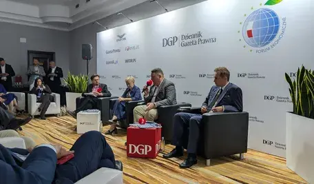 Forum Ekonomiczne w Karpaczu - panel dyskusyjny CSR „Indeks Racji Stanu: Jak mierzyć długoterminową kondycję i potencjał Polski?”: od lewej moderator Krzysztof Ratnicyn z „Dziennika Gazety Prawnej”, Beata Daszyńska-Muzyczka (Prezes Zarządu Three Seas Business Council), Marcin Chludziński (Przewodniczący Rady Fundacji Centrum Strategii Rozwojowych), Piotr Palutkiewicz (Prezes Zarządu Warsaw Enterprise Institute) / autor: materiały prasowe Fundacji CSR