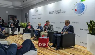 Forum Ekonomiczne w Karpaczu - panel dyskusyjny CSR „Indeks Racji Stanu: Jak mierzyć długoterminową kondycję i potencjał Polski?”: od lewej moderator Krzysztof Ratnicyn z „Dziennika Gazety Prawnej”, Beata Daszyńska-Muzyczka (Prezes Zarządu Three Seas Business Council), Marcin Chludziński (Przewodniczący Rady Fundacji Centrum Strategii Rozwojowych), Piotr Palutkiewicz (Prezes Zarządu Warsaw Enterprise Institute) / autor: materiały prasowe Fundacji CSR