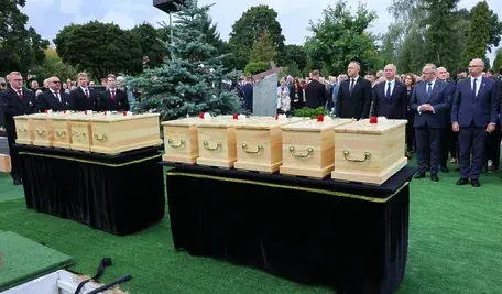 Dziesięć małych trumien ze szczątkami polskich dzieci spoczęło dziś na cmentarzu w Łodzi