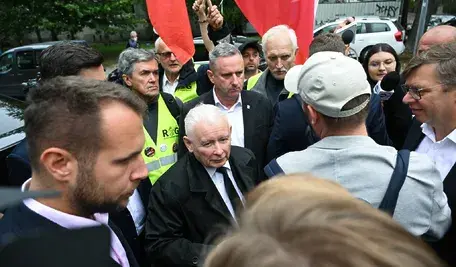 Prezes PiS Jarosław Kaczyński (C) przed siedzibą Akademii Wymiaru Sprawiedliwości w Warszawie,