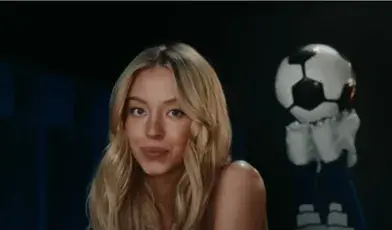 Sydney Sweeney wywołała dyskusję w sieci po występie w odważnej kampanii reklamowej serwisu bukmacherskiego Novig.
