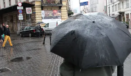 Weekend przyniesie umiarkowane zachmurzenie, przelotny deszcz i temperatury do 21 stopni, a nocami miejscami pojawią się mgły i znaczne ochłodzenie.