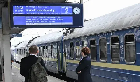 Pociąg relacji Kijów – Warszawa Zachodnia na stacji w Warszawa Wschodnia