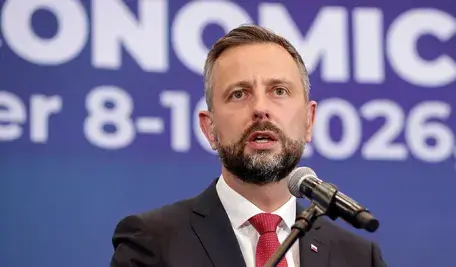 Szef MON: jeden z atakujących Ukrainę dronów uderzył kilometr od granicy z Polską, drugi 5 km