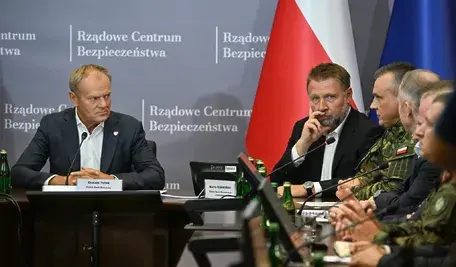 Donald Tusk w czasie narady w Rządowym Centrum Bezpieczeństwa