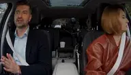 Krzysztof Śmiszek siedzący na fotelu pasażera w samochodzie, żywiołowo gestykulujący podczas rozmowy w mobilnym studiu programu Onet Rano.