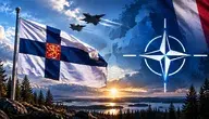 Flaga Finlandii oraz znak NATO symbolizujące wzmacnianie europejskiego bezpieczeństwa i współpracę obronną Helsinek z sojusznikami.