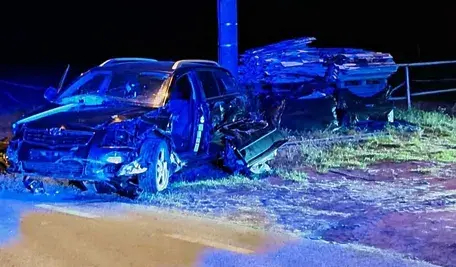 Metalowa barierka, która normalnie odgradza drogę od ruchu pieszych zabiła pasażerkę Toyoty