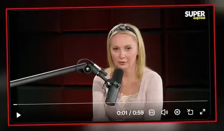 Joanna Miziołek przed mikrofonem