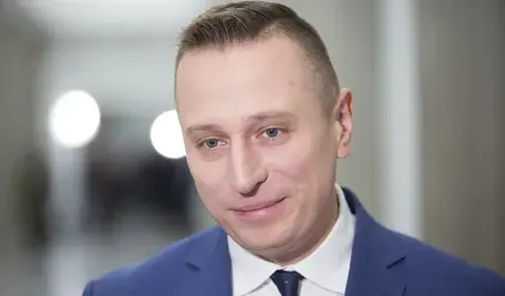 Krzysztof Brejza domaga się jawności procesu Karola Nawrockiego z wydawcą Onetu, mimo że to Ringier Axel Springer Polska wcześniej wnioskował o przeprowadzenie rozprawy za zamkniętymi drzwiami.