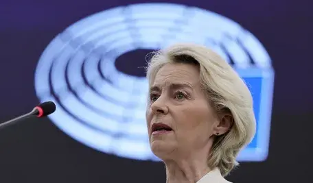 Kobieta przemawiająca przy mikrofonie podczas wystąpienia w Parlamencie Europejskim